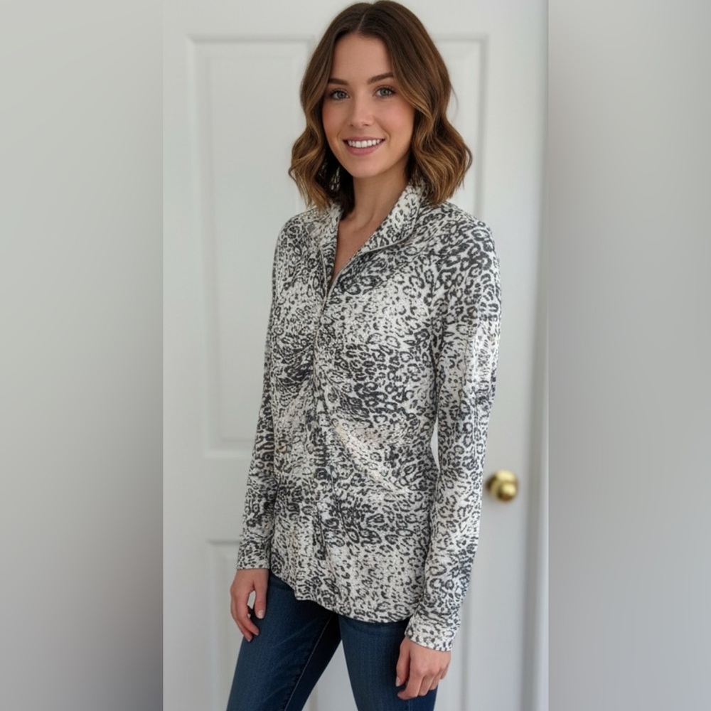 SNO SKINS Gray Leopard Quarter Zip Shirt Size M